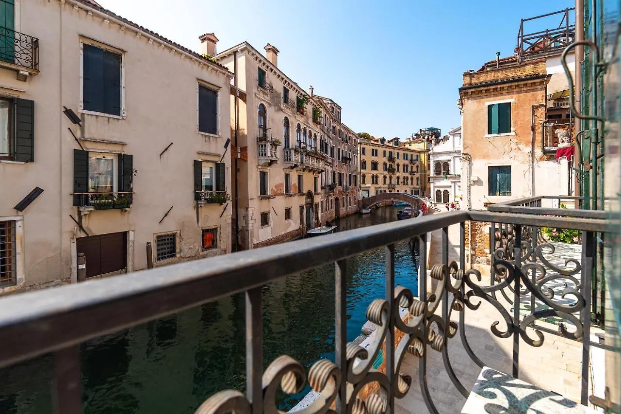 Ln Luxe Apartment Venice Canal View