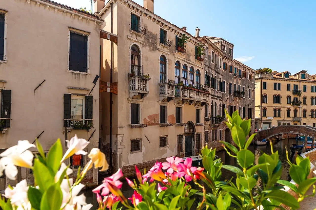 Ln Luxe Apartment Venice Canal View Italy